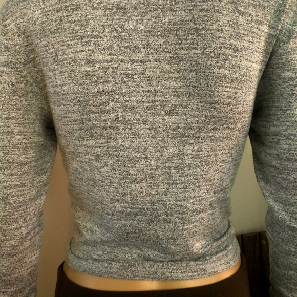 Aritzia Wilfred Free Gray Crop Long Sleeves Knit Top Twist Waist - Picture 7 of 12